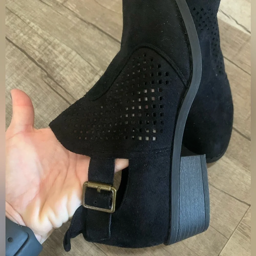 NWOT Women's Black Suede Ankle Bootie‎